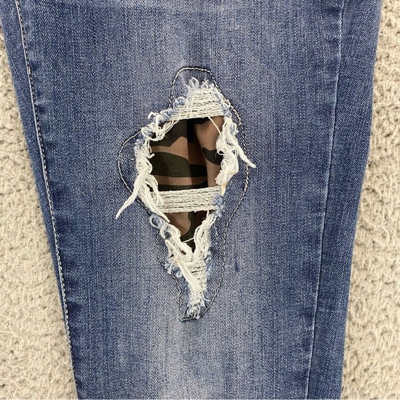 Judy Blue Medium Wash Distressed Skinny Jeans with Camo Print Patch Size 11/30 - Picture 6 of 15